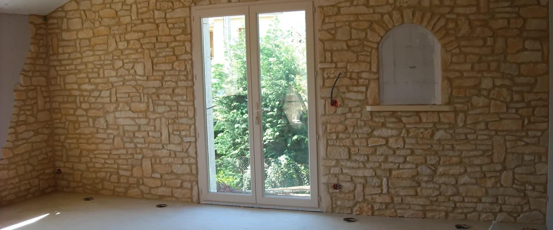 Habillage d’un mur intérieur en pierre reconstituée — SARL Just Jean-Philippe
